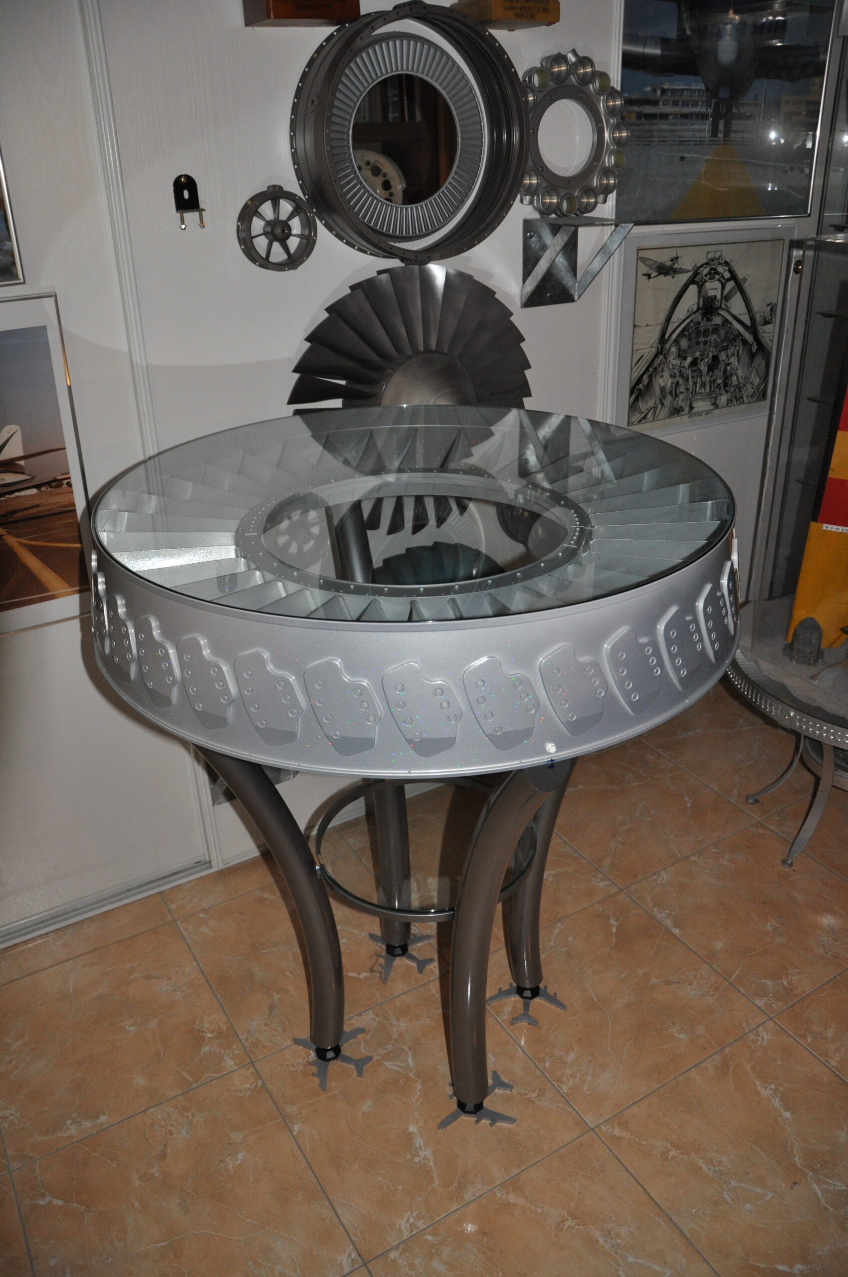 Table bistrot réalisée avec un stator de Boeing